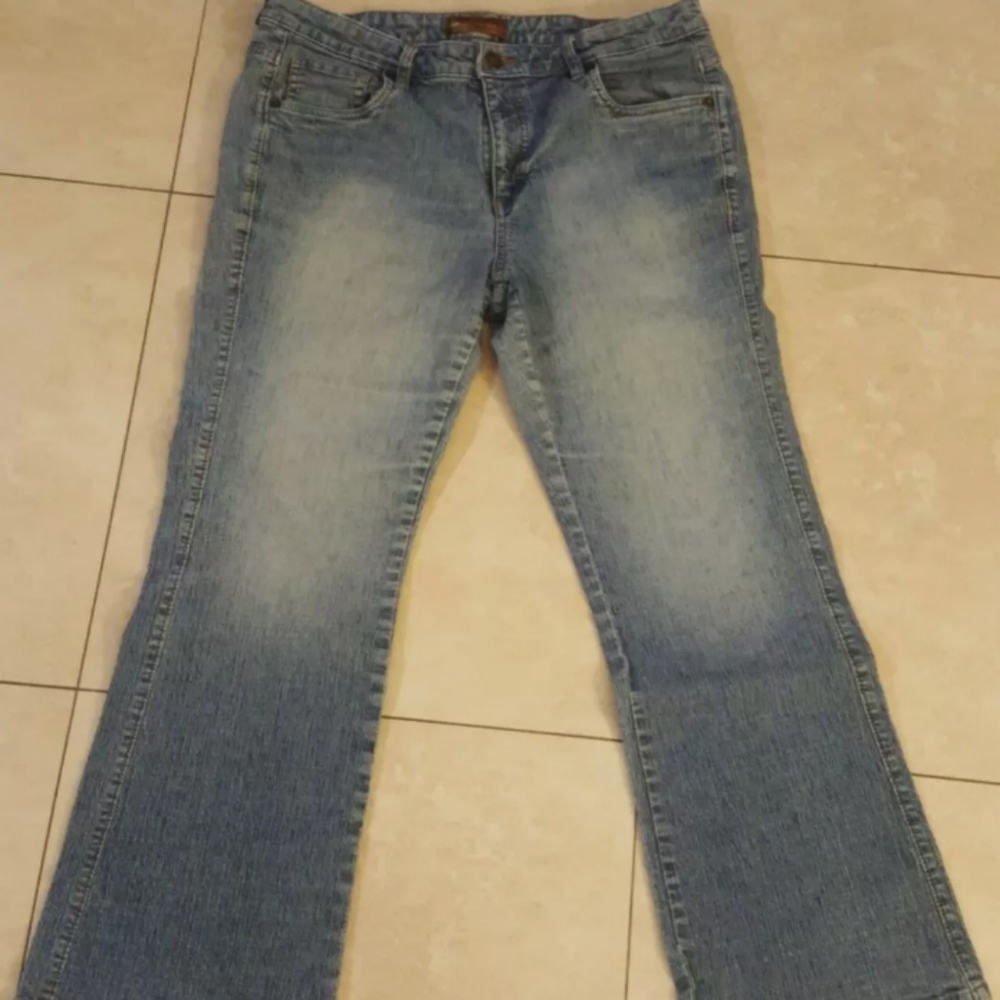 Used Lee jeans petites lite blue wash 5 pockets.
